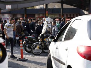 İ̇ran’da Benzin İstasyonlarında Satışlar Durdu, Uzun Kuyruklar Oluştu