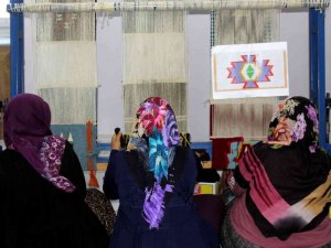 Bin Yıllık Motifler İlmek İlmek Kilimlere İşleniyor