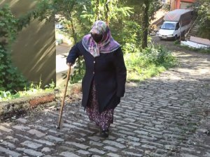 78 Yaşında Kur’an-ı Kerim Öğrenmek İçin Her Gün Halk Eğitim Merkezi’nin Yokuşunu Çıkıyor