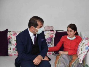 Omurilik Hastası Yürüme Engelli Bilge Aras Evde Eğitim Almanın Mutluluğu Yaşıyor