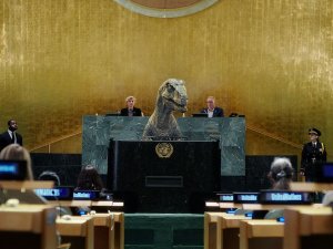 Bm’den Dinozorlu İklim Felaketi Mesajı: “Yok Oluşu Seçmeyin”