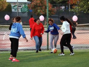 Kadınlar Meme Kanserine Dikkat Çekmek İçin Futbol Oynadı