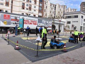 Şırnak’ta Mobil Trafik Eğitim Tırı Öğrencilerle Buluştu