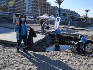 Kuşadası’nda Sahilden 75 Kilogram Atık Toplandı