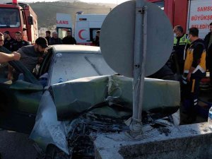 Duvara Çarpan Aracın İçinde Sıkışan Sürücü Ölümden Döndü