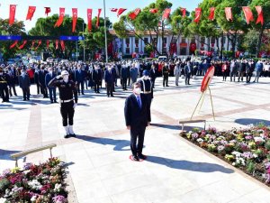 Cumhuriyet Bayramı Kutlama Programı Çelenk Sunma Töreni İle Başladı