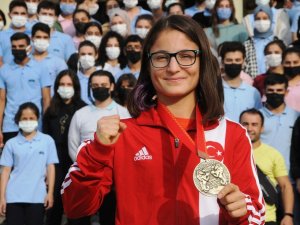 Avrupa Boks Şampiyonası’nda 3. Olan Lise Öğrencisine Coşkulu Karşılama