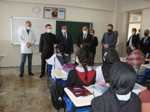 Kaymakamı Demirer, Yks’ye Hazırlanan Öğrencilere Kitap Dağıttı