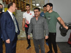 Vali Erin Bilek Güreşi Şampiyonlarını Ziyaret Etti