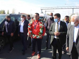 Dünya İ̇kincisi Milli Güreşçi Ergüt Memleketinde Coşkuyla Karşılandı