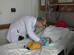 Doktordan Makatı Tıkalı Olarak Doğan Bebeğe İnce Ameliyat