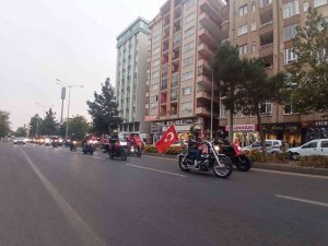 Motor Tutkunları, Cumhuriyetin 98’nci Yıl Dönümü İçin Türk Bayraklarıyla Diyarbakır’ı Turladı