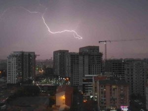 Kayseri’de Geceyi Şimşekler Aydınlattı
