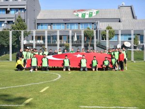 Bursaspor 3 Eksik Futbolcuyla Çalışmalarına Devam Etti - 29 Ekim Cumhuriyet Bayramı Kutlandı