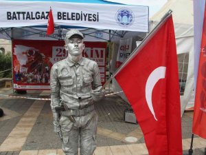 Asker Selamı Veren Canlı Heykel Rekor Denemesine Başladı