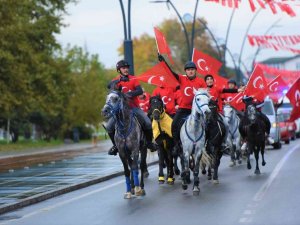 Cumhuriyet Bayramı’nda Atlı Kortej Renkli Görüntülere Sahne Oldu