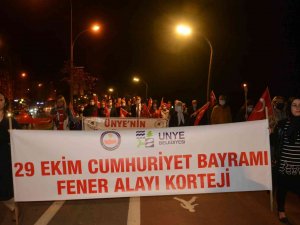 Ünye’de Cumhuriyet’in 98’inci Yılında 98 Fener Uçuruldu