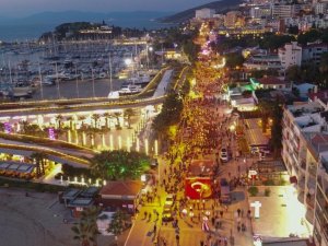Kuşadası’nda On Binler Cumhuriyet İçin Yürüdü