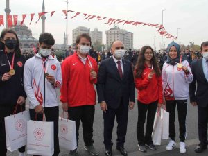 18 Sporcu Ödüllerini Aldı