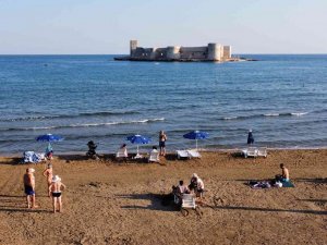 Birçok İlde Kar, Yağmur, Soğuk Hava, Mersin’de İse Güneş Ve Deniz Keyfi