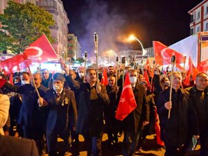 Cumhuriyet Bayramı’nda Mamak Meşalelerle Kırmızı Beyaza Büründü