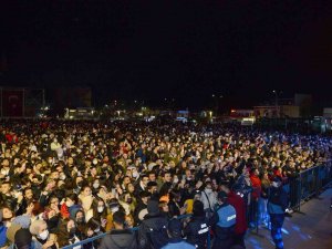 Cacabey Meydanı Cumhuriyet Konseriyle Doldu Taştı