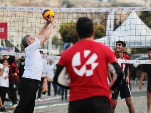 Belediye Başkanı Gençlerle Plaj Voleybolu Oynadı