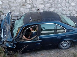 Su Kanalına Girerek Menfeze Çarpan Otomobilin Sürücüsü Araçta Sıkıştı