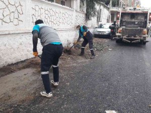Viranşehir’de Cadde Ve Sokalar Çöplerden Arındırılıyor