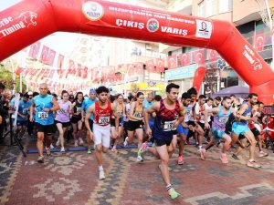 Vali Demirtaş, 1. Uluslararası Mezopotamya Yarı Maraton Koşusunun Startını Verdi
