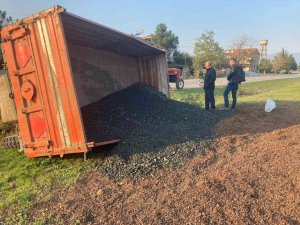 Traktörün Devrilen Römorku Çöp Konteynerlerine Çarptı: 1 Yaralı