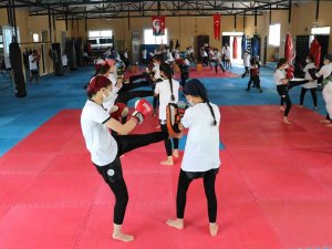 Muaythai Sporuyla Hayata Tutunan Çocuklardan Muhteşem Başarı