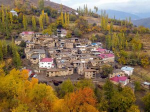 Hizan’ın Taş Evleri Sonbaharla Eşsiz Manzara Oluşturuyor
