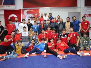 Bayraklı’nın Çocukları Güreş Müsabakalarına Damga Vurdu