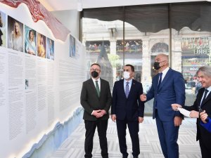 Bakan Ersoy Beyoğlu Belediyesi İ̇stiklal Sanat Galerisi’ni Ziyaret Etti