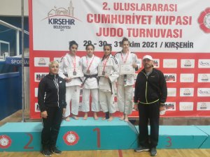 Sivaslı Judocular Uluslararası Cumhuriyet Judo Turnuvasında 6 Madalya Kazandı