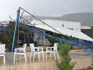 Silifke’de Hortum Tekneleri Batırdı, Ağaçları Kökünden Söktü, Çatıları Uçurdu