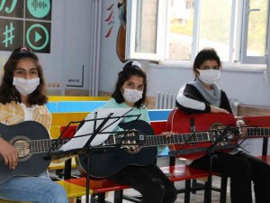 1 Yıl Önce Açtıkları Müzik Sınıfı Konservatuar Gibi Öğrenci Yetiştirmeye Başladı