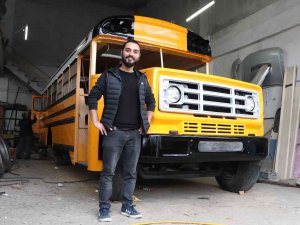 İ̇zlediği Filmden Etkilendi, Kendine 600 Bin Tl Değerinde Okul Otobüsü Yaptırdı