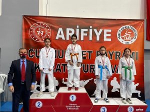 İ̇zmitli Karateciler Şampiyonada 27 Madalya Aldı