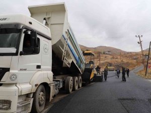 Hakkari’de Yol Asfaltlama Çalışması