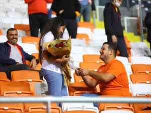 Adanaspor Tribününde Evlilik Teklifi