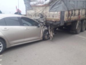 Otomobil Tıra Saplandı: 1 Ağır Yaralı