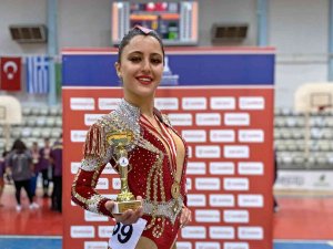 Hem Yüzmede Hem Dansta Şampiyonlar
