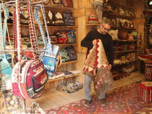 Çöpten Topladığı Kilim Parçalarını Dönüştürerek 23 Ülkeye İhraç Ediyor