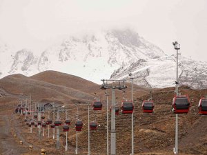 Erciyes’in Zirvesi Beyaza Büründü