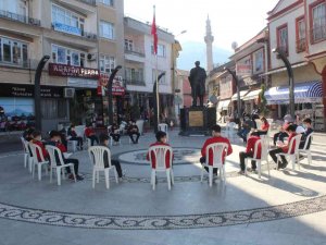 Öğrenciler Kent Merkezinde Kitap Okuyarak Farkındalık Oluşturdu