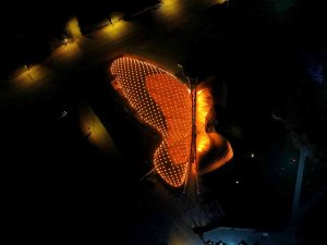 Tropikal Kelebek Bahçesi Turuncu Işıklarla Aydınlatıldı