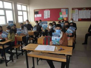 Malazgirt Kaymakamlığından Öğrencilere Kaynak Kitap Desteği