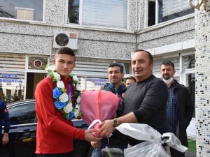 Şampiyon Güreşçiye Coşkulu Karşılama